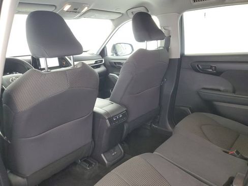 Used 2025 Toyota Highlander LE FWD image 16