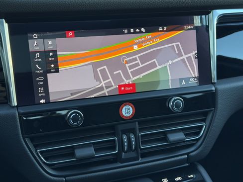 Used 2025 Porsche Macan image 20