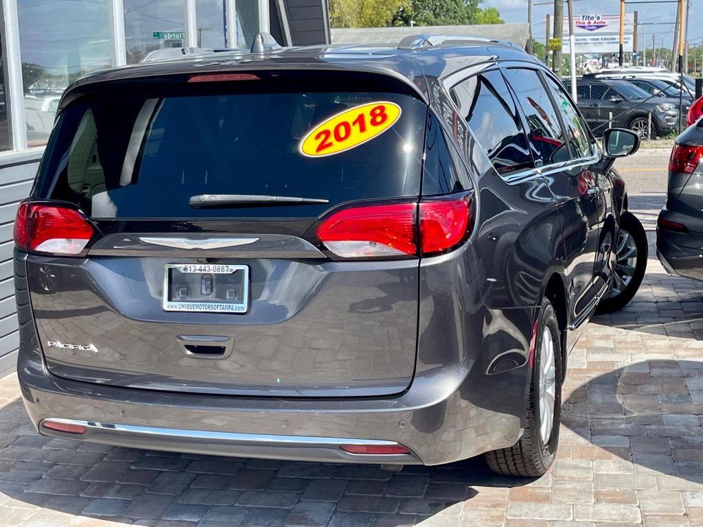 Used 2018 Chrysler Pacifica Touring-L FWD image 2
