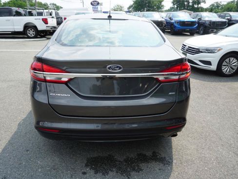 Used 2018 Ford Fusion SE FWD image 6
