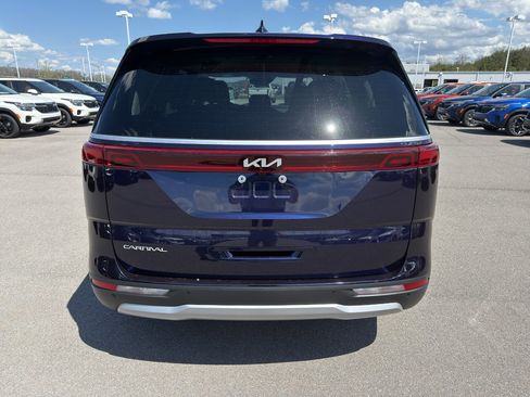 Used 2024 Kia Carnival LX image 5