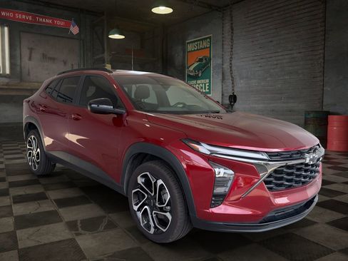 Used 2024 Chevrolet Trax RS w/ Sunroof Package image 2