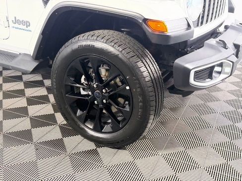 Used 2025 Jeep Wrangler Unlimited Sahara AWD/4WD image 11