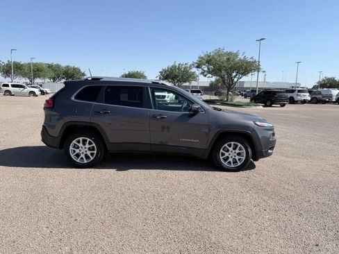 Used 2018 Jeep Cherokee Latitude Plus w/ Comfort/Convenience Group FWD image 5