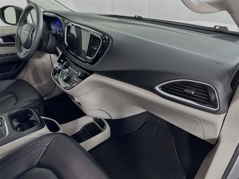 Used 2023 Chrysler Pacifica Touring-L image 29
