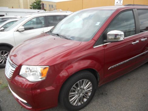 Used 2015 Chrysler Town & Country Touring-L w/ Driver Convenience Group image 1