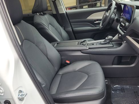 Certified 2025 Toyota Grand Highlander AWD image 35