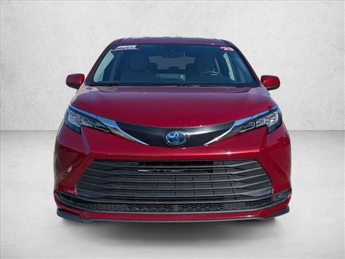 Used 2023 Toyota Sienna LE FWD image 2