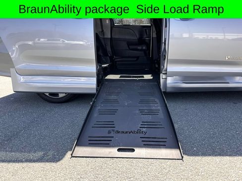 Used 2015 Toyota Sienna SE w/ SE Preferred Package FWD image 17