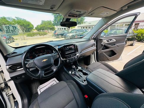 Used 2019 Chevrolet Traverse LT FWD image 16