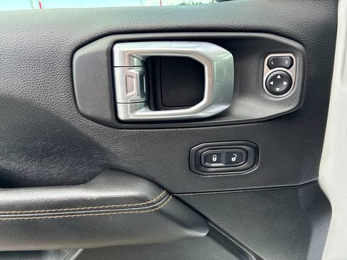 Used 2022 Jeep Gladiator Overland AWD/4WD image 13