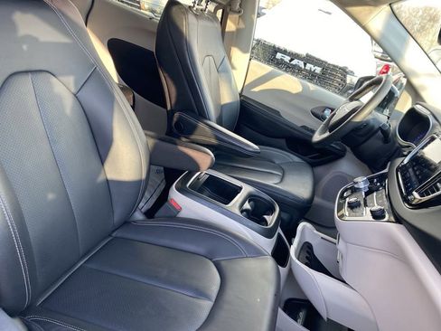 Used 2024 Chrysler Pacifica Touring-L FWD image 9