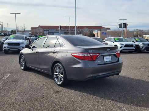 Used 2016 Toyota Camry SE image 3