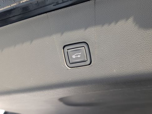 Used 2023 Chevrolet Traverse LT image 46