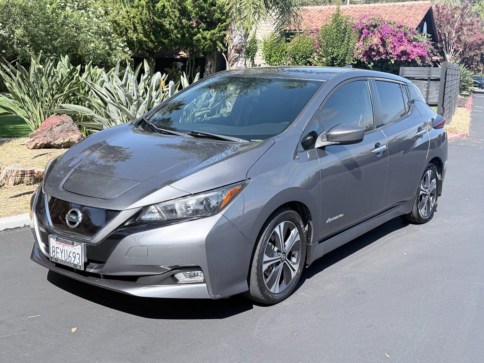 Used 2018 Nissan Leaf SV w/ Protection Package FWD image 1