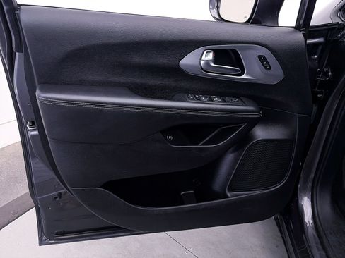 Used 2022 Chrysler Pacifica Touring-L w/ S Appearance Package FWD image 16