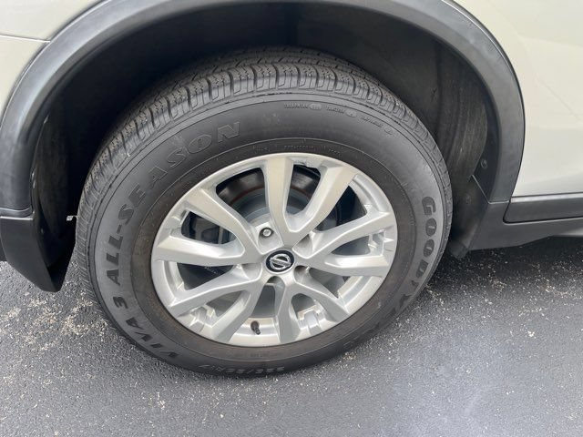 Used 2017 Nissan Rogue SV AWD/4WD image 19