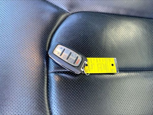 Used 2025 Chrysler Pacifica Limited image 14