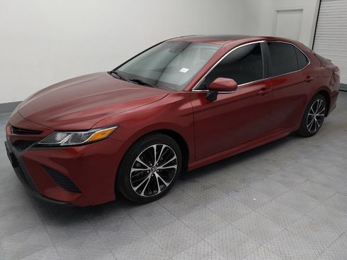 Used 2018 Toyota Camry SE w/ Moonroof Package image 2