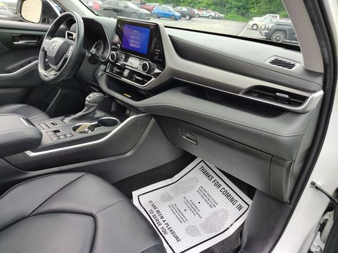 Used 2023 Toyota Highlander XLE AWD/4WD image 23