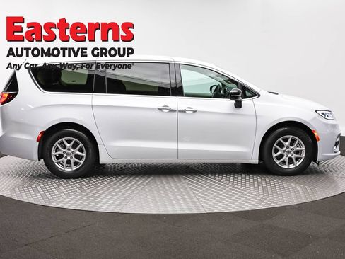 Used 2024 Chrysler Pacifica Touring-L FWD image 4