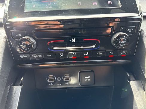 Used 2024 Jeep Grand Cherokee L Laredo RWD image 20