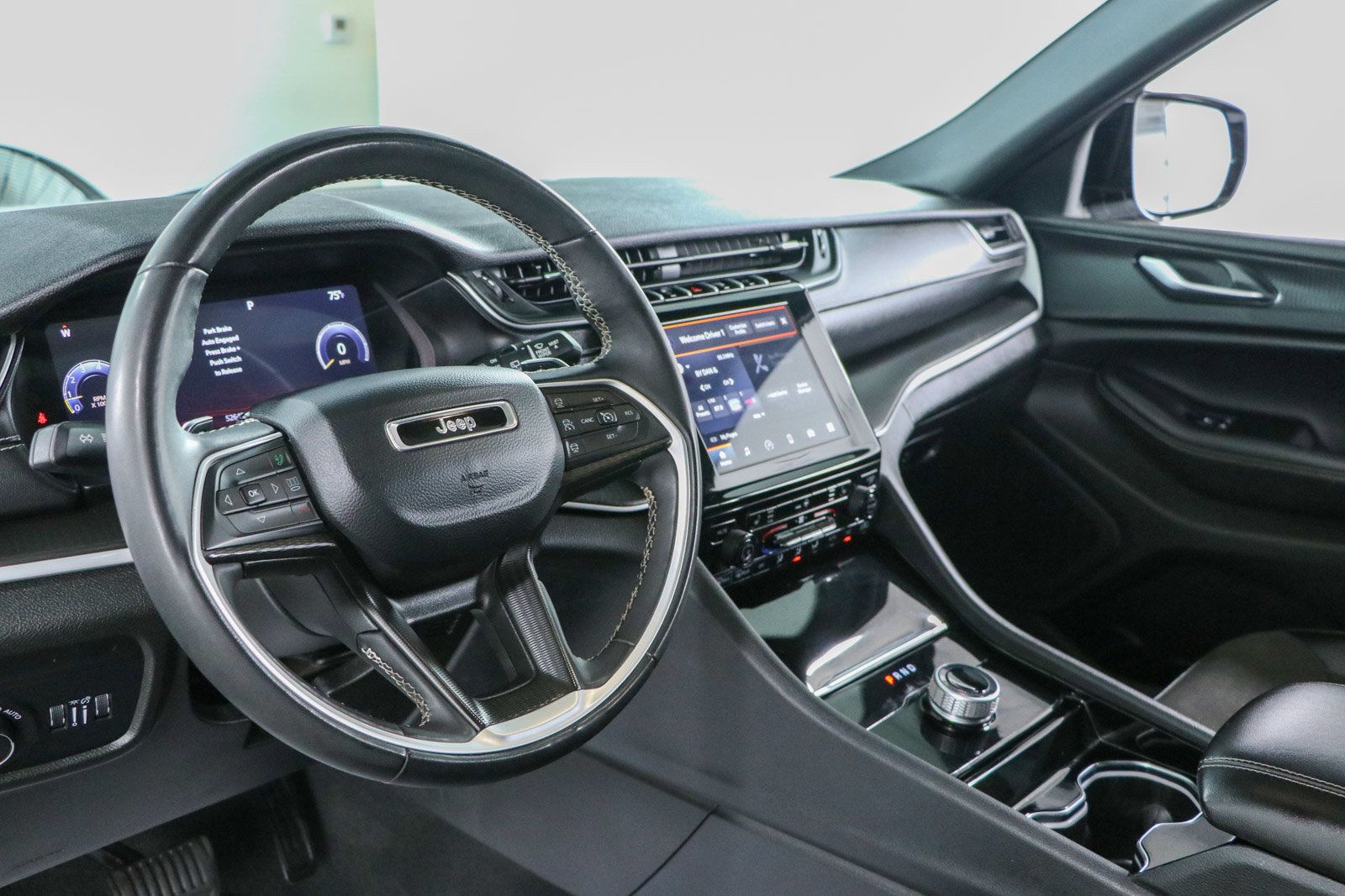 Used 2023 Jeep Grand Cherokee L Laredo AWD/4WD image 23