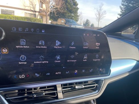 Used 2025 Chevrolet Equinox EV LT w/ Convenience Package image 24