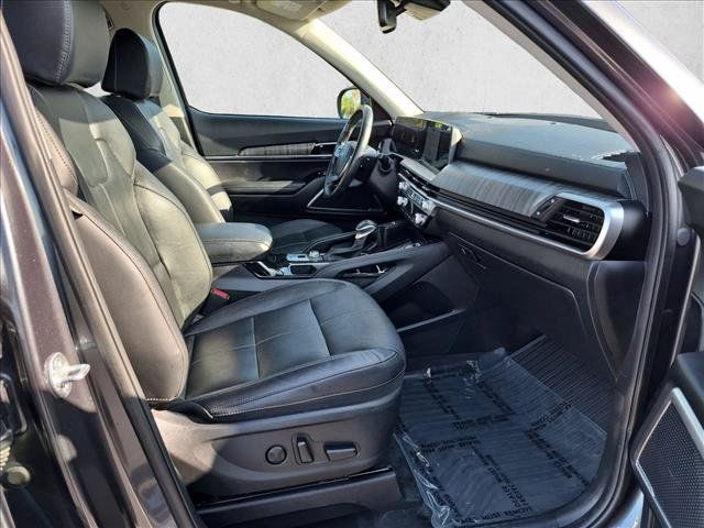 Used 2024 Kia Telluride EX w/ EX Captain's Chair Package FWD image 23
