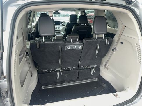 Used 2018 Chrysler Pacifica Touring-L Plus FWD image 6