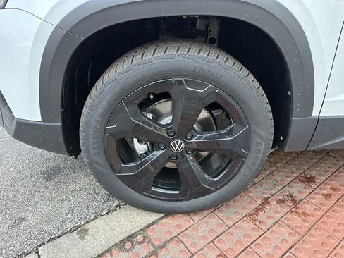 New 2026 Volkswagen Taos SE image 9