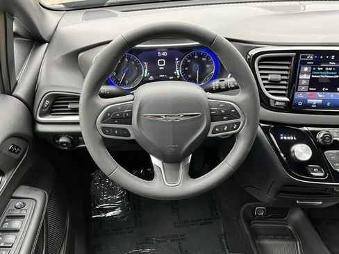 Used 2025 Chrysler Pacifica Select FWD image 10