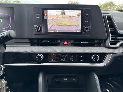 Used 2025 Kia Sportage LX image 18