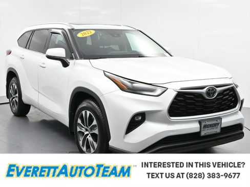 Used 2022 Toyota Highlander XLE AWD/4WD image 1