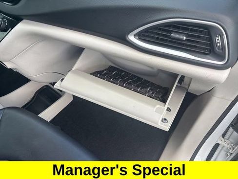 Used 2024 Chrysler Pacifica Touring-L FWD image 40