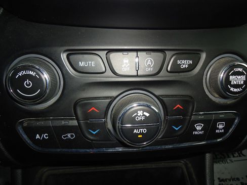 Used 2021 Jeep Cherokee Latitude Lux w/ Comfort/Convenience Group image 20