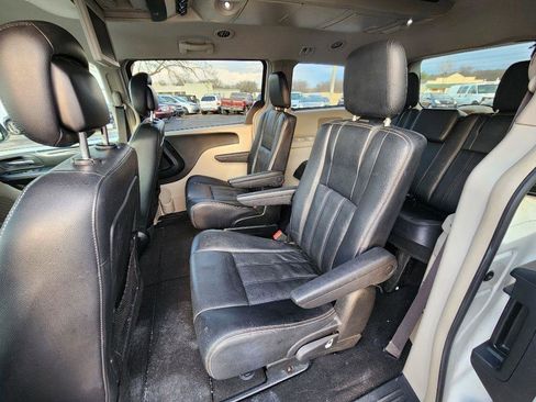 Used 2013 Chrysler Town & Country Touring image 17