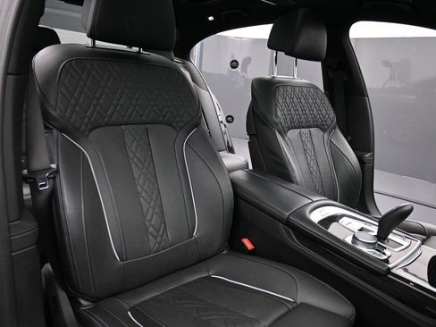 Used 2022 BMW 740i xDrive w/ M Sport Package image 21