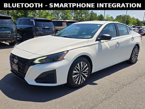 Used 2025 Nissan Altima 2.5 SV FWD image 3