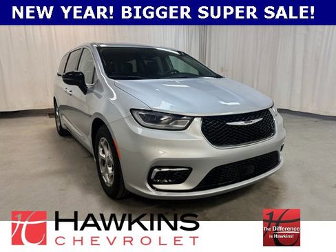 Used 2024 Chrysler Pacifica Limited image 1