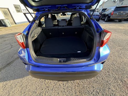 Used 2018 Toyota C-HR XLE 4dr Crossover image 34