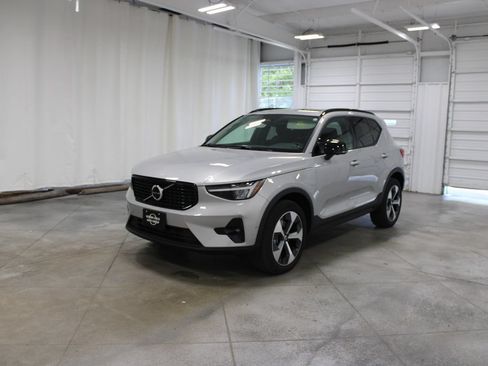 Used 2024 Volvo XC40 B5 Plus w/ Protection Package Premier AWD/4WD image 4