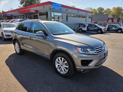 Used 2015 Volkswagen Touareg Sport image 9