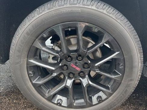 Used 2022 GMC Yukon SLE w/ Gmc Pro Safety Plus Package AWD/4WD image 9