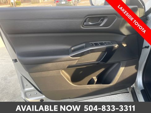 Used 2025 Nissan Pathfinder SV FWD image 25
