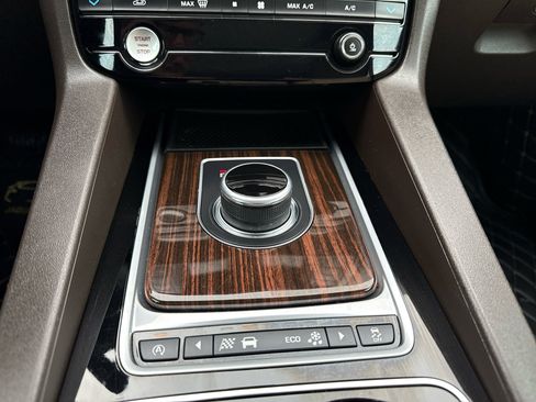 Used 2017 Jaguar F-PACE Prestige image 54