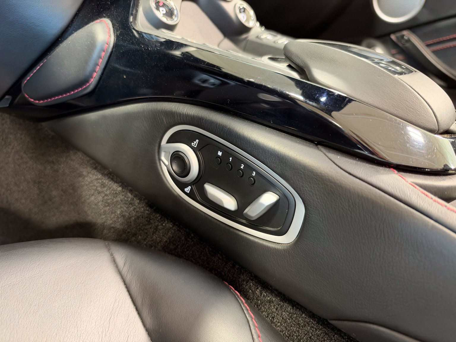 Used 2021 Aston Martin V8 Vantage Roadster RWD image 23