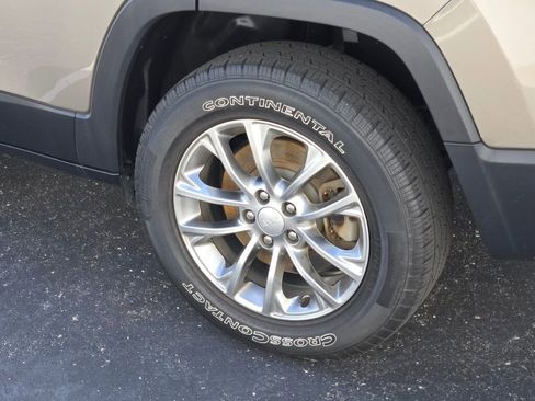 Used 2019 Jeep Cherokee Latitude Plus w/ Comfort/Convenience Group image 13