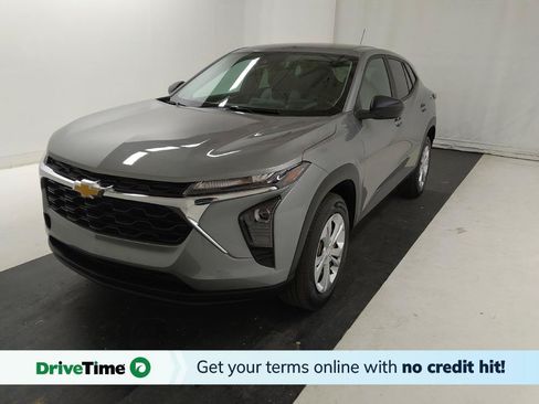 Used 2024 Chevrolet Trax LS w/ Driver Confidence Package FWD image 1