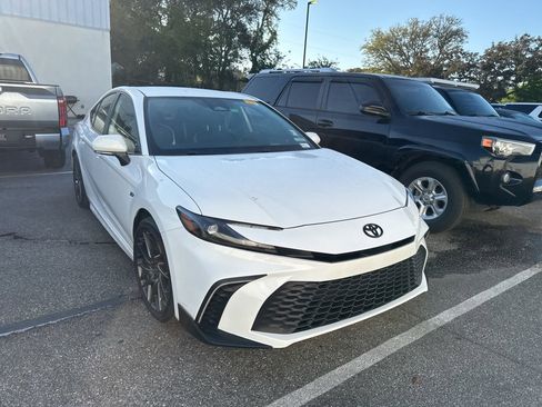 Used 2025 Toyota Camry SE image 3